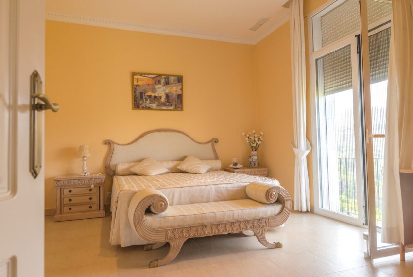 R3911800-Villa-For-Sale-Estepona-Detached-7-Beds-500-Built-16