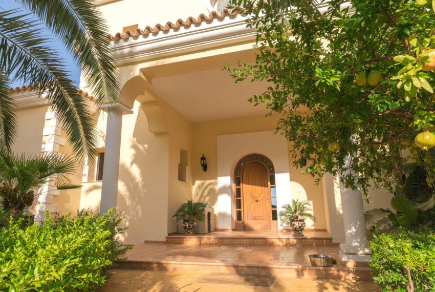 R3911800-Villa-For-Sale-Estepona-Detached-7-Beds-500-Built-2