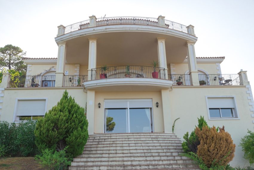 R3911800-Villa-For-Sale-Estepona-Detached-7-Beds-500-Built-6