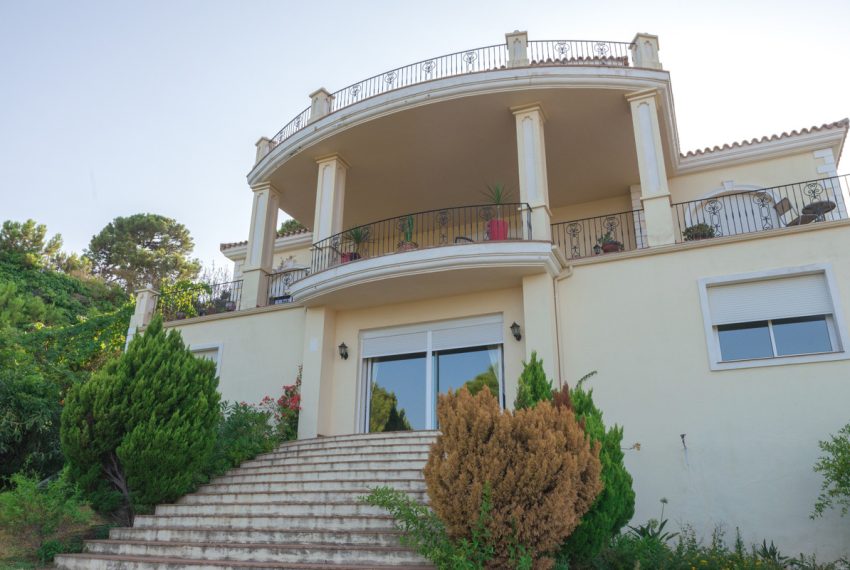 R3911800-Villa-For-Sale-Estepona-Detached-7-Beds-500-Built-7