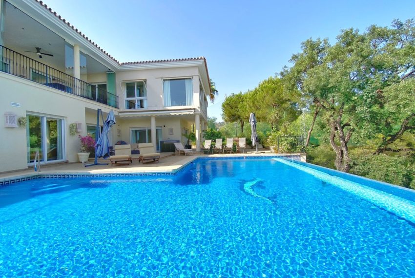 R4129477-Villa-For-Sale-Elviria-Detached-4-Beds-450-Built-2