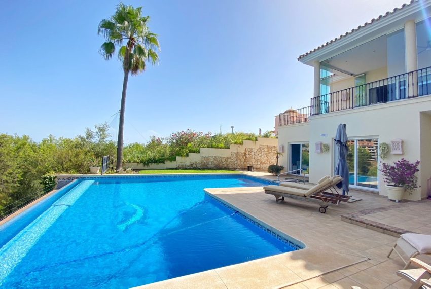 R4129477-Villa-For-Sale-Elviria-Detached-4-Beds-450-Built-3