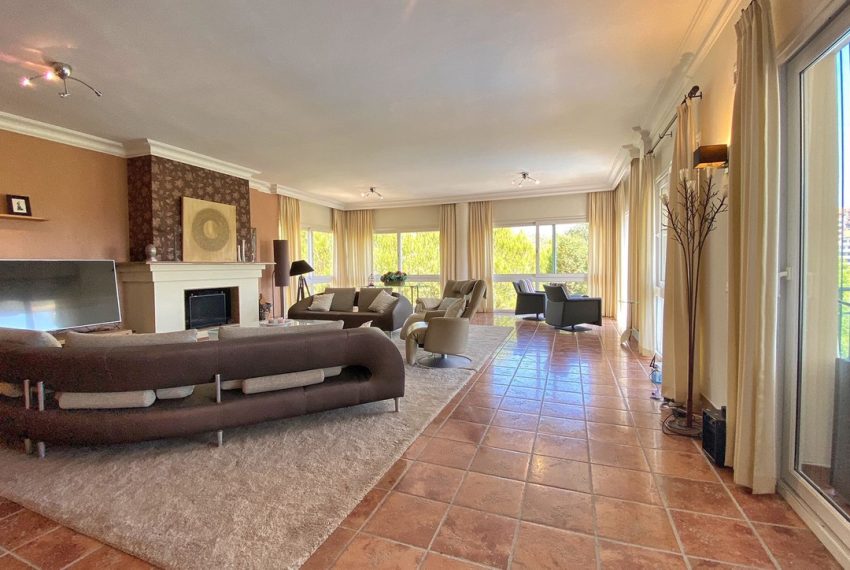 R4129477-Villa-For-Sale-Elviria-Detached-4-Beds-450-Built-7