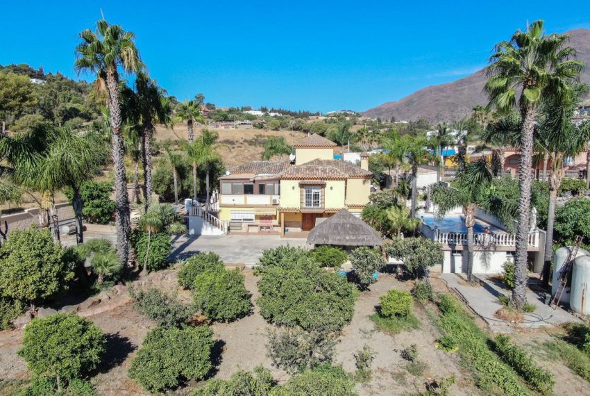 R4227361-Villa-For-Sale-Estepona-Finca-3-Beds-260-Built-1