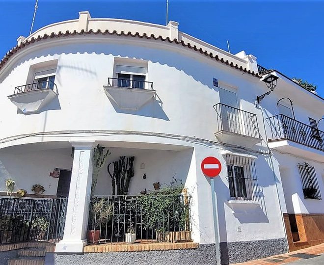 R4273129-Image 1-Terraced - 4 Beds - 151 Built