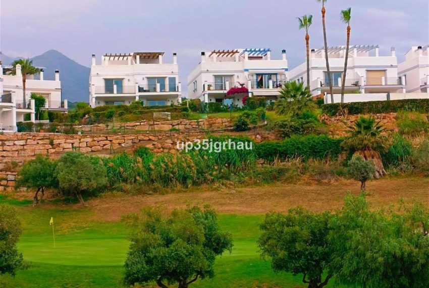 R4325068-Villa-For-Sale-Estepona-Semi-Detached-4-Beds-325-Built