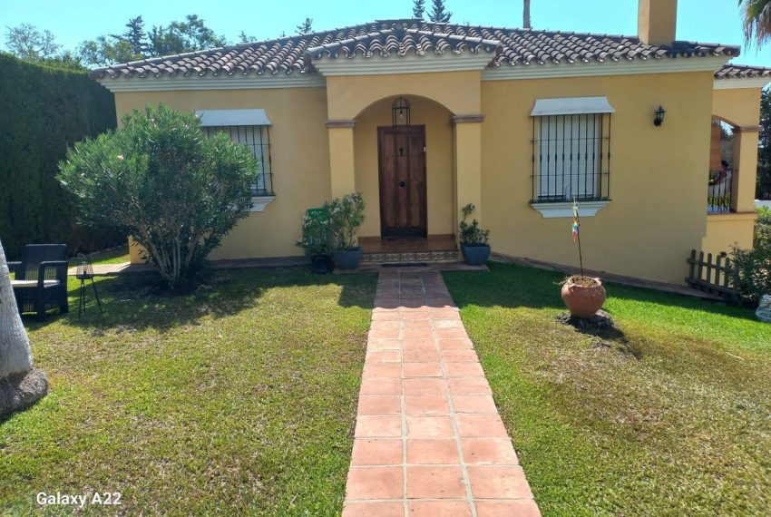 R4376122-Villa-For-Sale-Estepona-Detached-3-Beds-190-Built