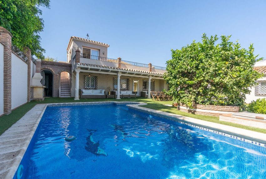 R4403023-Villa-For-Sale-San-Pedro-de-Alcantara-Detached-5-Beds-233-Built