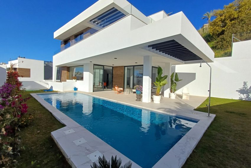 R4403740-Villa-For-Sale-Estepona-Detached-3-Beds-390-Built