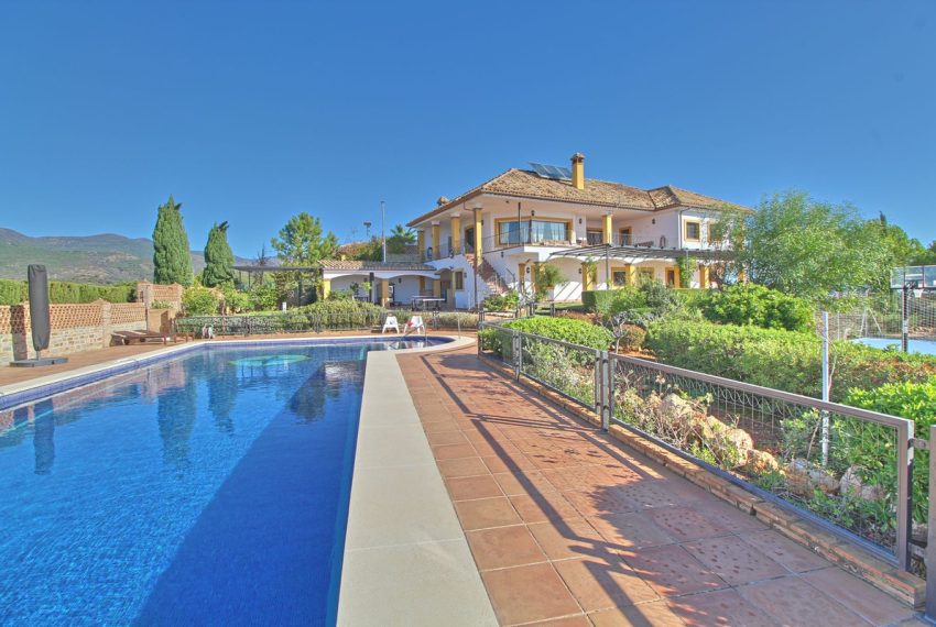 R4502134-Villa-For-Sale-Estepona-Finca-5-Beds-465-Built