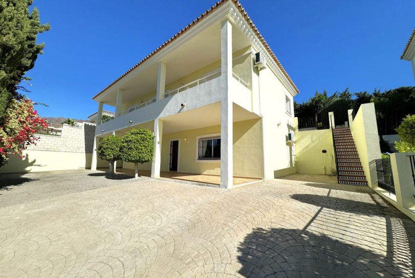 R4544410-Villa-For-Sale-Estepona-Detached-4-Beds-212-Built-1