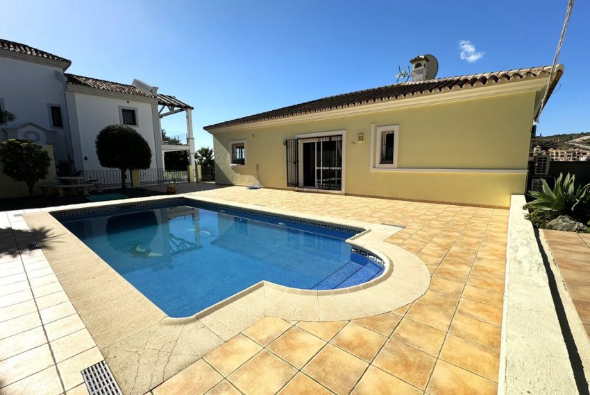 R4544410-Villa-For-Sale-Estepona-Detached-4-Beds-212-Built