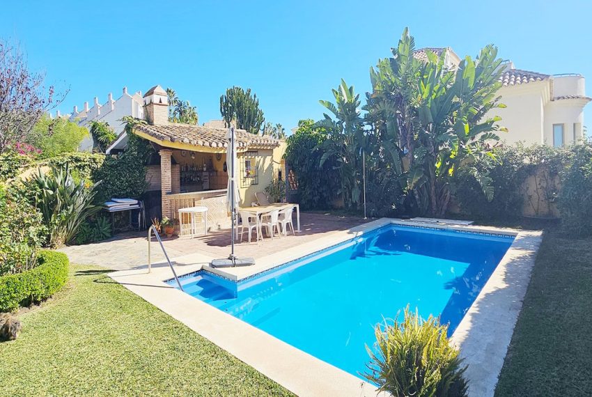 R4560112-Villa-For-Sale-Marbella-Semi-Detached-4-Beds-378-Built