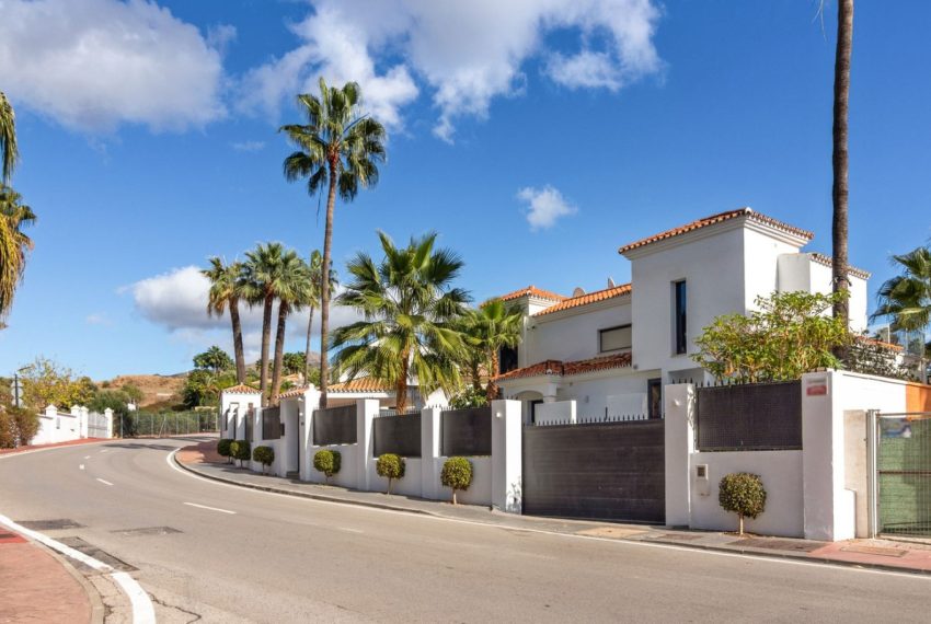 R4574503-Villa-For-Sale-Nueva-Andalucia-Detached-4-Beds-296-Built