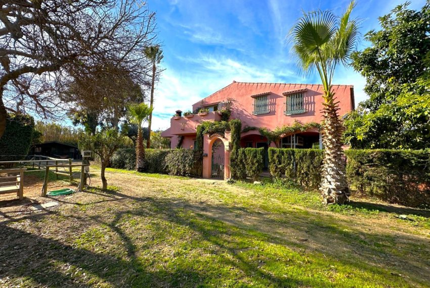 R4592083-Villa-For-Sale-Estepona-Finca-3-Beds-150-Built