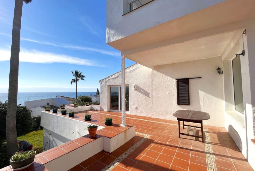 R4594306-Villa-For-Sale-Estepona-Detached-5-Beds-200-Built-3