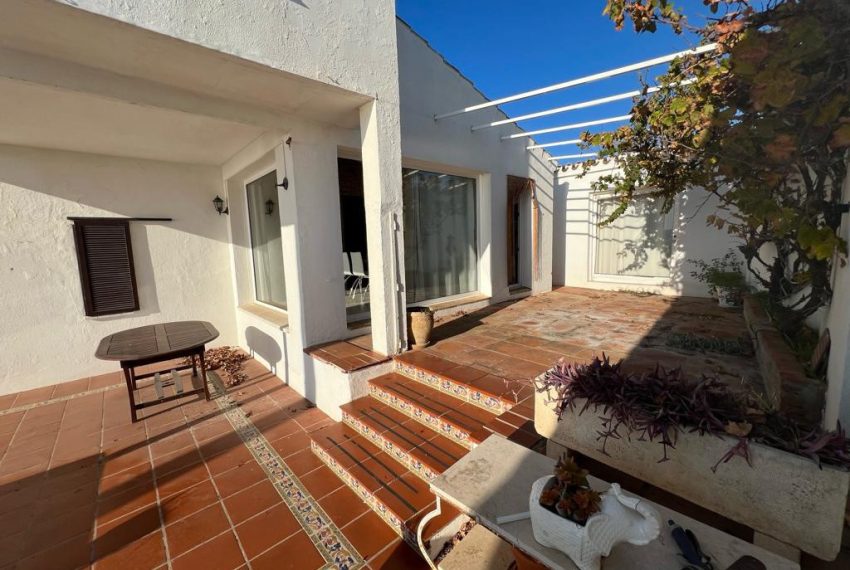 R4597393-Villa-For-Sale-Estepona-Detached-5-Beds-260-Built-1