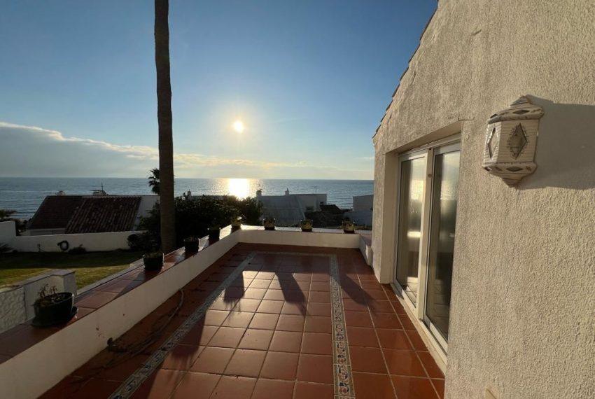 R4597393-Villa-For-Sale-Estepona-Detached-5-Beds-260-Built