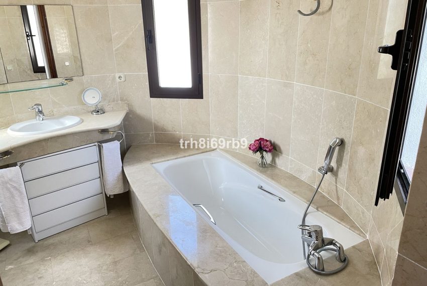 R4673641-Villa-For-Sale-El-Paraiso-Detached-4-Beds-267-Built-9