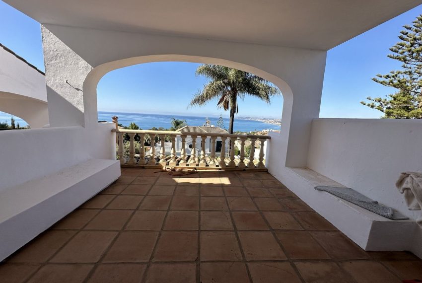 R4713499-Villa-For-Sale-Estepona-Detached-5-Beds-600-Built-1