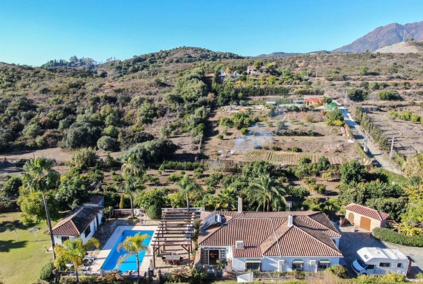 R4715716-Villa-For-Sale-Estepona-Finca-6-Beds-210-Built