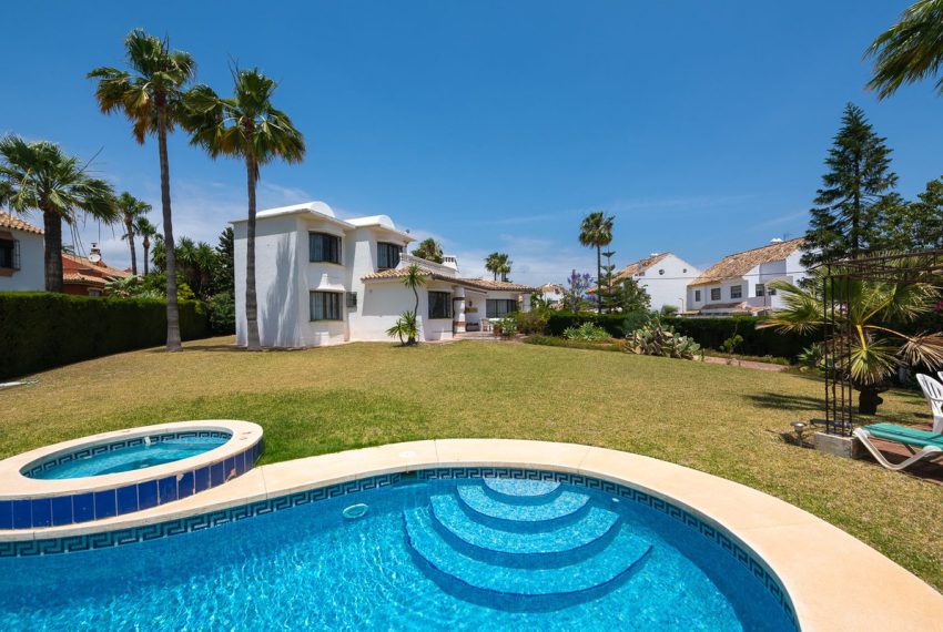 R4746721-Villa-For-Sale-Estepona-Detached-3-Beds-242-Built