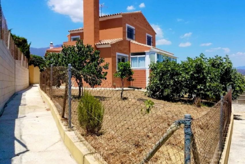 R4747069-Villa-For-Sale-Estepona-Detached-3-Beds-150-Built