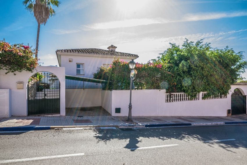 R4834975-Villa-For-Sale-Las-Chapas-Detached-2-Beds-108-Built