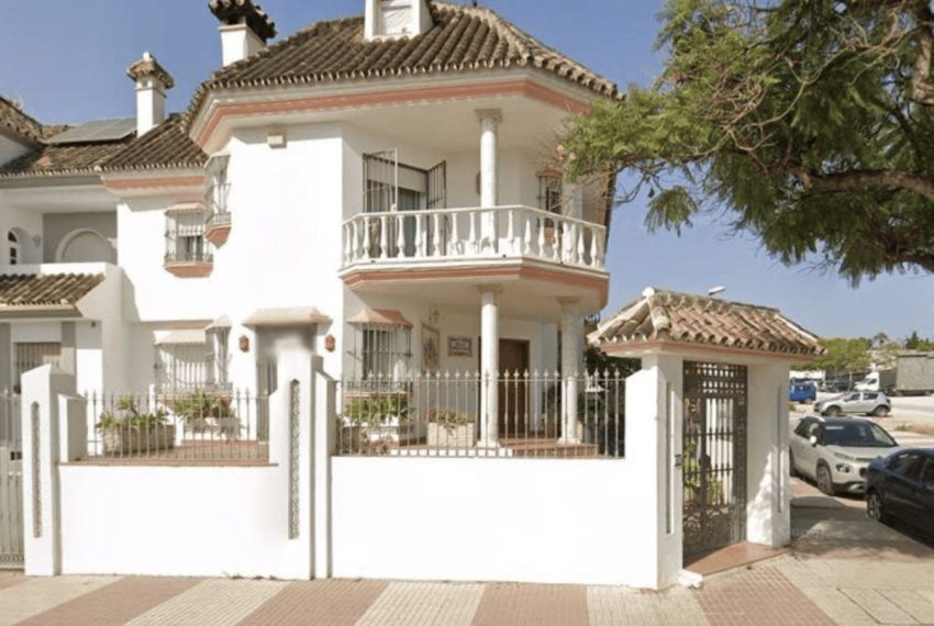 R4835890-Villa-For-Sale-San-Pedro-de-Alcantara-Semi-Detached-5-Beds-353-Built