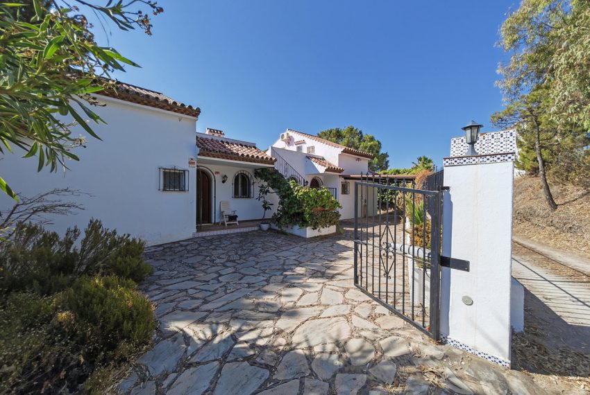 R4840030-Villa-For-Sale-Estepona-Detached-6-Beds-277-Built-2