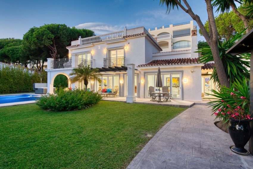 R4866760-Villa-For-Sale-Elviria-Detached-4-Beds-342-Built-1