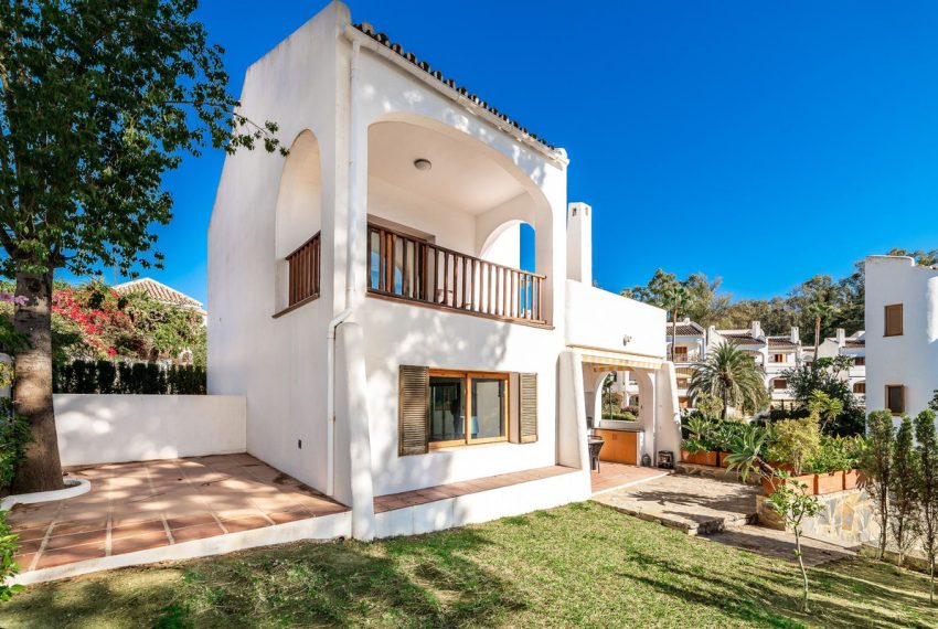 R4875049-Villa-For-Sale-Nueva-Andalucia-Detached-3-Beds-252-Built