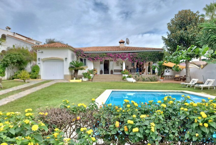 R4891363-Villa-For-Sale-Marbella-Detached-3-Beds-135-Built