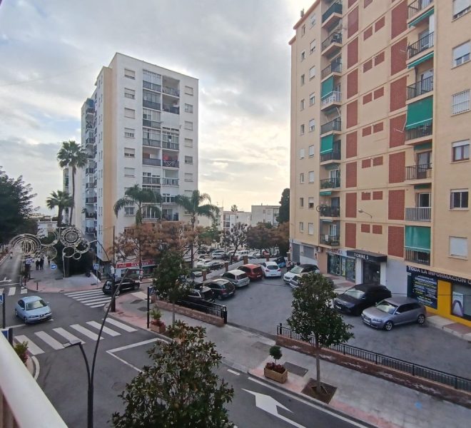 R4892017-Image 1-Middle Floor - 4 Beds - 144 Built