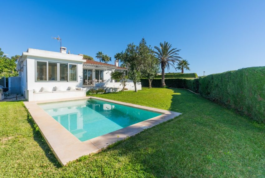 R4896727-Villa-For-Sale-Marbella-Detached-3-Beds-208-Built