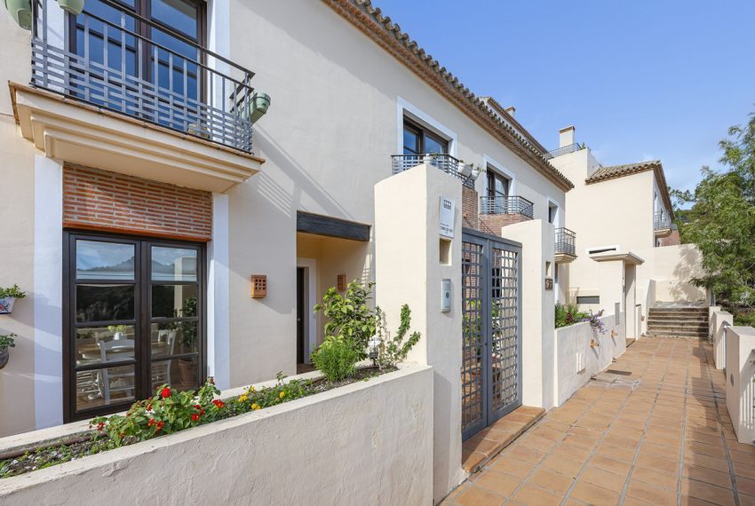 R4898050-Villa-For-Sale-Benahavis-Semi-Detached-4-Beds-300-Built-3