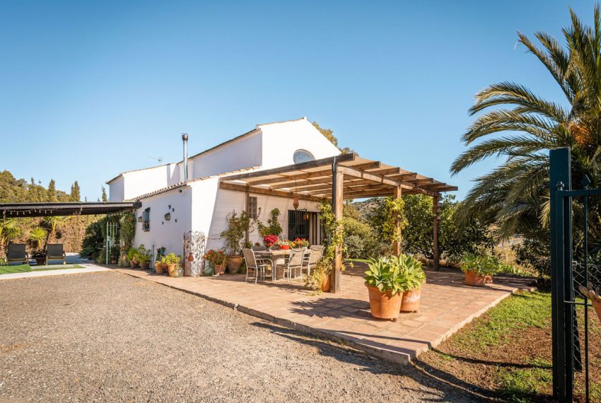 R4901824-Villa-For-Sale-Estepona-Finca-2-Beds-182-Built-2