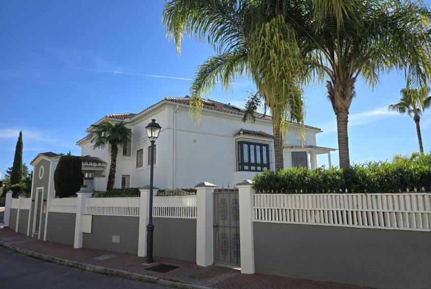 R4904404-Villa-For-Sale-Marbella-Detached-4-Beds-504-Built-1