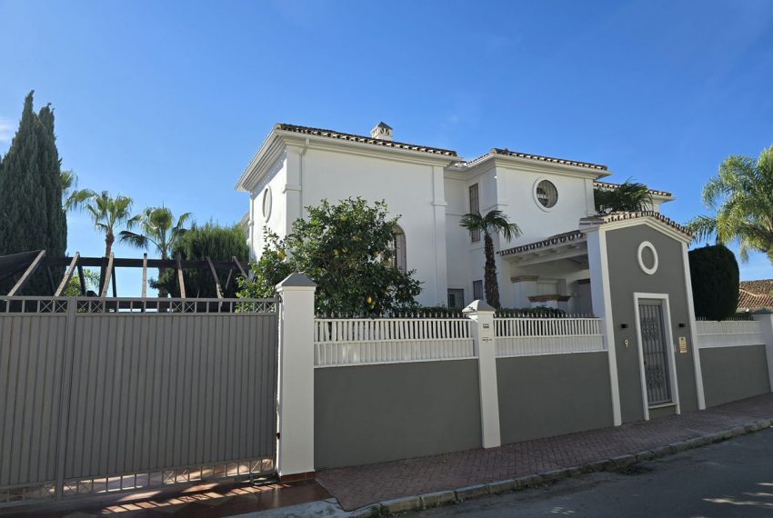 R4904404-Villa-For-Sale-Marbella-Detached-4-Beds-504-Built-2