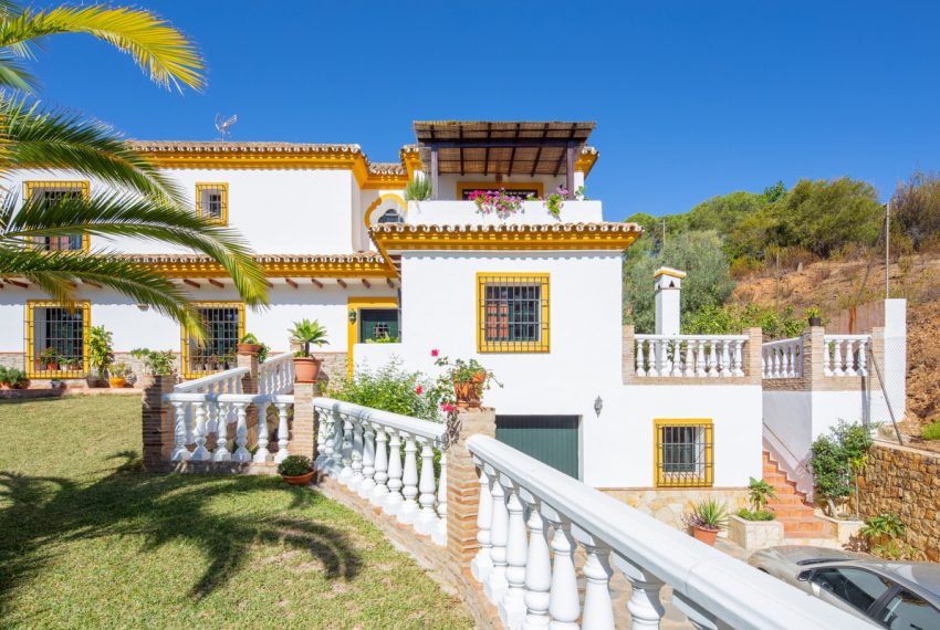 R2223614-Villa-For-Sale-Elviria-Detached-4-Beds-347-Built-3