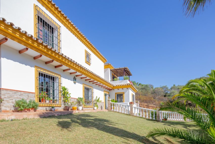 R2223614-Villa-For-Sale-Elviria-Detached-4-Beds-347-Built-6