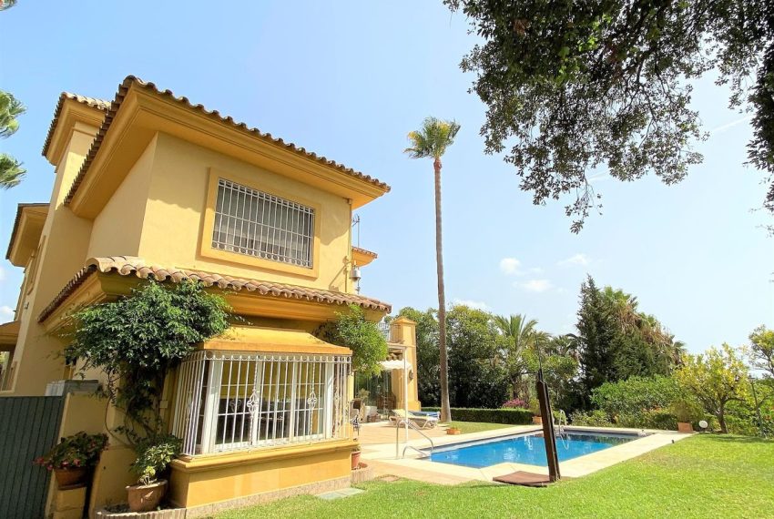 R3506011-Villa-For-Sale-El-Rosario-Detached-5-Beds-350-Built-1