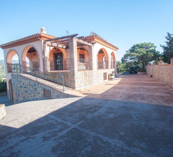 R3909925-Image 1-Finca - 6 Beds - 296 Built