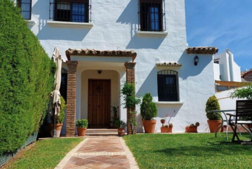 R4076965-Villa-For-Sale-Marbella-Semi-Detached-5-Beds-220-Built