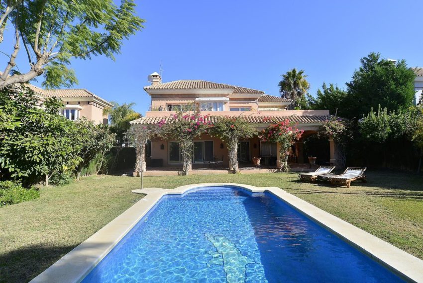 R4256158-Villa-For-Sale-Nueva-Andalucia-Detached-4-Beds-474-Built