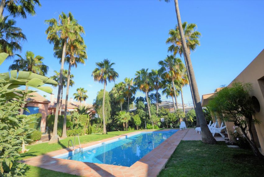 R4317106-Villa-For-Sale-Nueva-Andalucia-Semi-Detached-5-Beds-171-Built