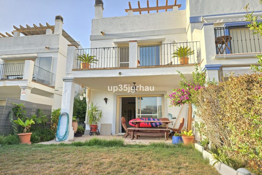 R4325068-Villa-For-Sale-Estepona-Semi-Detached-4-Beds-325-Built-2