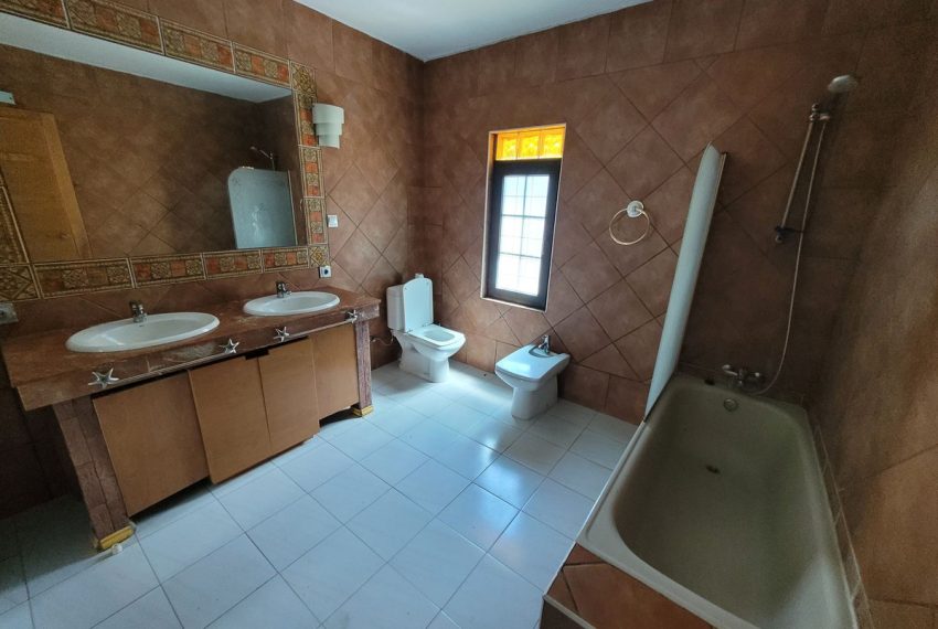 R4360555-Villa-For-Sale-Rio-Real-Detached-4-Beds-149-Built-16