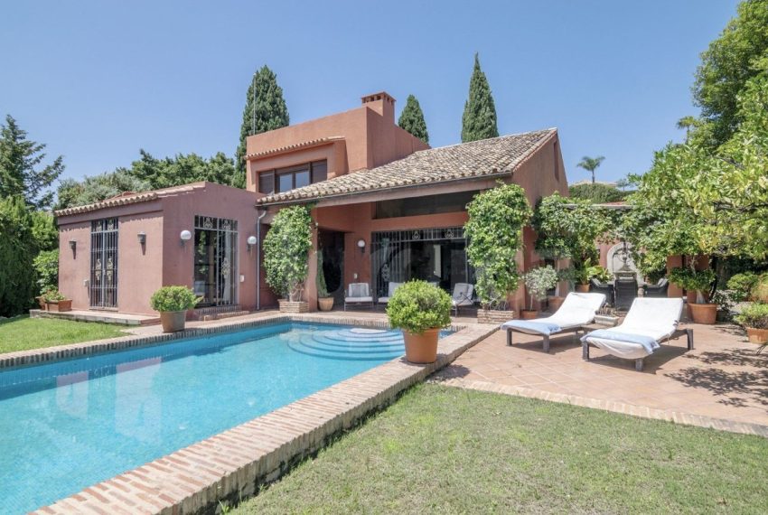 R4369807-Villa-For-Sale-Marbella-Detached-3-Beds-420-Built