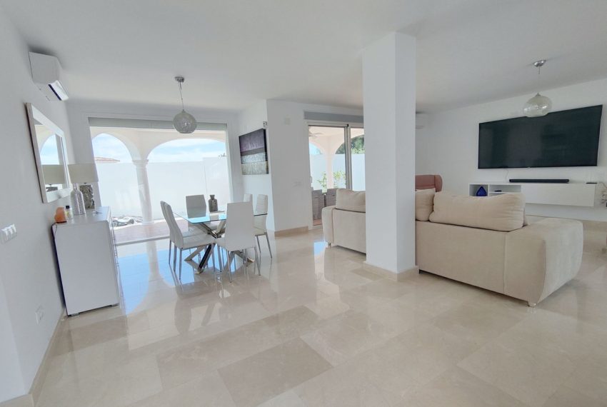 R4402273-Villa-For-Sale-Estepona-Detached-4-Beds-223-Built-1